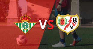 Ya rueda el balón entre Betis y Rayo Vallecano en el estadio Benito Villamarín