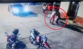Mujer muere tras ser arrollada mientras era agredida por su esposo en plena calle Mujer muere tras ser arrollada mientras era agredida por su esposo en plena calle