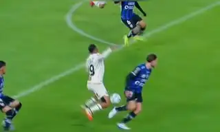 ¿Fue penal? Edison Flores cayó en el área por posible pisotón, pero el árbitro no pitó penal para Universitario