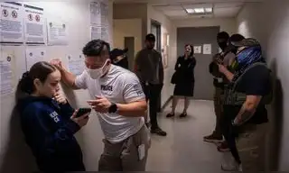 Juez de EEUU permite que agentes de ICE sigan arrestando extranjeros en audiencias de inmigración en Nueva York Juez de EEUU permite que agentes de ICE sigan arrestando extranjeros en audiencias de inmigración en Nueva York
