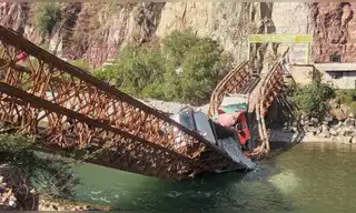Dos volquetes con minerales quedan atrapados tras colapso del puente Pampatama en Apurímac
