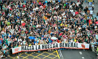 “Hacia la huelga general”: decenas de miles de personas protestan en España y exigen soluciones a la crisis de vivienda