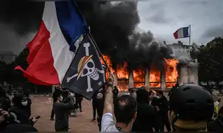 Gobierno de Francia anuncia "toques de queda" en medio de protestas, saqueos y el bloqueo del Museo del Louvre