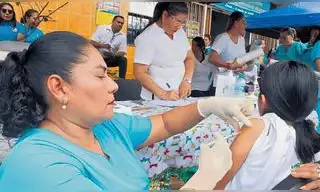 Minsa comprará un millón de vacunas contra el dengue y prepara hospitales de campaña por el fenómeno El Niño