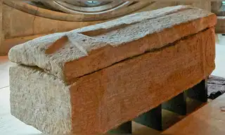 Arqueólogos resuelven el misterio de un esqueleto medieval enterrado en un sarcófago de la época romana