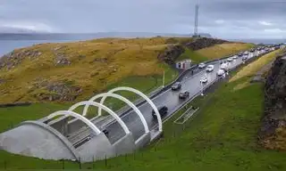 El túnel submarino de las islas Feroe parece una medusa gigante, tiene figuras humanas iluminadas y se encuentra a 72 metros bajo el agua