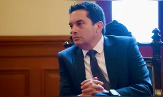 Torres admite error en la ley de facultades tras defender que cumplió la Constitución Torres admite error en la ley de facultades tras defender que cumplió la Constitución