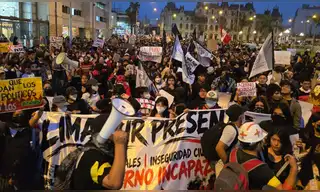 Generación Z y colectivos sociales se movilizan en Lima contra la inseguridad y los incedios forestales Generación Z y colectivos sociales se movilizan en Lima contra la inseguridad y los incedios forestales