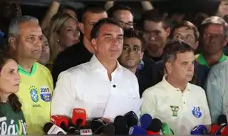 Flávio Bolsonaro anuncia que pedirá la anulación de las elecciones en Brasil tras la victoria de Lula: "Es imposible reconocer el resultado" Flávio Bolsonaro anuncia que pedirá la anulación de las elecciones en Brasil tras la victoria de Lula: "Es imposible reconocer el resultado"
