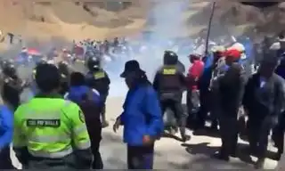 Policía lanza gases lacrimógenos contra comuneros que bloquean vía Jauja–Tarma por obra paralizada del Instituto de Música Policía lanza gases lacrimógenos contra comuneros que bloquean vía Jauja–Tarma por obra paralizada del Instituto de Música