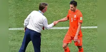 Van Persie reveló que Van Gaal lo cacheteó en el Mundial de Brasil 2014 Van Persie reveló que Van Gaal lo cacheteó en el Mundial de Brasil 2014
