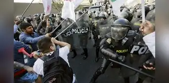 Plantean proyecto de ley para que policías puedan disparar si manifestantes los superan en número Plantean proyecto de ley para que policías puedan disparar si manifestantes los superan en número