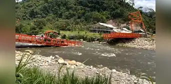 Colapsa puente en ejecución sobre río Satipo