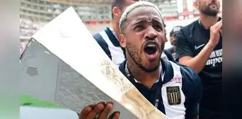 Farfán desairó a alcalde de Chorrillos, que organizó un homenaje para el exjugador de Alianza Farfán desairó a alcalde de Chorrillos, que organizó un homenaje para el exjugador de Alianza