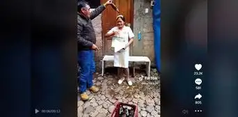 Padres celebran graduación de su hija enfermera bañándola con cerveza