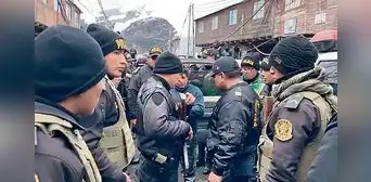 Puno: 3 delincuentes por poco son quemados vivos en La Rinconada, dónde un policía murió a manos de una turba Puno: 3 delincuentes por poco son quemados vivos en La Rinconada, dónde un policía murió a manos de una turba