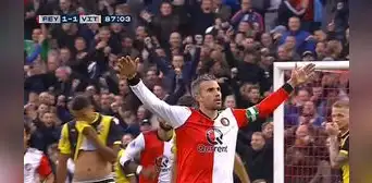 Robin Van Persie anotó un golazo y a los pocos minutos lo expulsan [VIDEO]