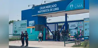 Policía refuerza seguridad en el mercado de Santa Anita ante presencia de protestantes Policía refuerza seguridad en el mercado de Santa Anita ante presencia de protestantes