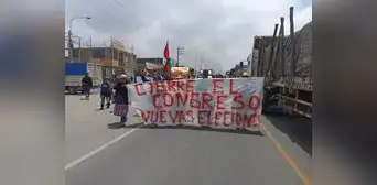 Manifestantes en Panamericana Sur de Arequipa indican ser autoconvocados y no tienen dirigentes Manifestantes en Panamericana Sur de Arequipa indican ser autoconvocados y no tienen dirigentes