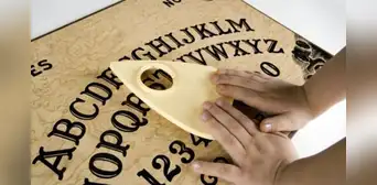 Ouija: ¿cómo el tablero que ‘contacta espíritus’ se volvió en juguete para niños de 8 años?