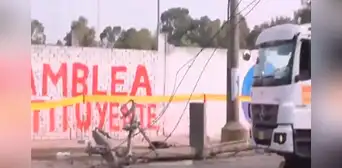 VES: poste cae tras violento impacto de transporte público