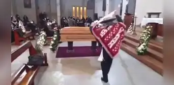 Hombre baila frente al ataúd de su esposa para cumplir su deseo y conmueve a miles [VIDEO]