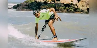Perdió la pierna por tumor, pero aprendió surf a los 60 años y ahora anhela ir al Mundial Perdió la pierna por tumor, pero aprendió surf a los 60 años y ahora anhela ir al Mundial
