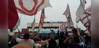 Universitario: hinchas realizaron banderazo en Campomar para alentar al equipo