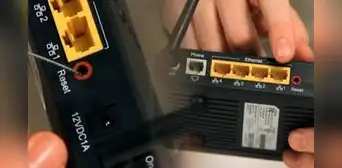 ¿Para qué sirve el agujero reset que está en la parte trasera del router y cómo utilizarlo?