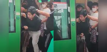 Metro de Lima: jóvenes se pelean por ingresar al tren para no llegar tarde a su trabajo Metro de Lima: jóvenes se pelean por ingresar al tren para no llegar tarde a su trabajo