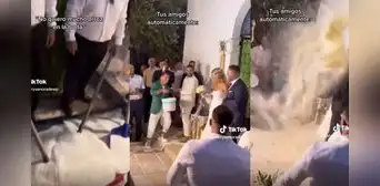 Recién casados salen de la iglesia y sus invitados los sorprenden tirándoles kilos de arroz