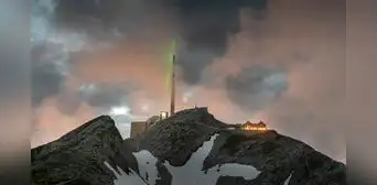 Prueban con éxito un potente láser que desvía los rayos hacia el cielo Prueban con éxito un potente láser que desvía los rayos hacia el cielo
