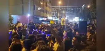 Bad Bunny en Lima: jóvenes gozaron afuera del Estadio Nacional al ritmo de un DJ