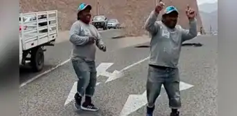 Conductor bailó para cruzar vía bloqueada y video se hace viral: “Todo sea por pasar” Conductor bailó para cruzar vía bloqueada y video se hace viral: “Todo sea por pasar”