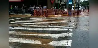 Miraflores: tubería y pistas se rompen causando aniego en zona comercial | VIDEO