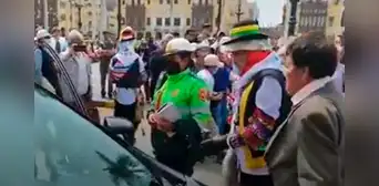 PNP pone papeleta a novios por estacionarse fuera de la iglesia: “Cómo van a poner multa en la boda” PNP pone papeleta a novios por estacionarse fuera de la iglesia: “Cómo van a poner multa en la boda”