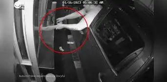 Mujer se salva de ser secuestrada luego de que hombre intentara sacarla por ventana de autoservicio Mujer se salva de ser secuestrada luego de que hombre intentara sacarla por ventana de autoservicio