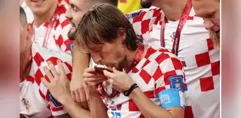 La tierna foto de Luka Modric besando su medalla de tercer lugar que da la vuelta al mundo