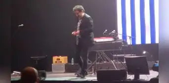 Andrés Calamaro probó marihuana durante un concierto en Uruguay Andrés Calamaro probó marihuana durante un concierto en Uruguay