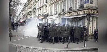 Emmanuel Macron reta a los manifestantes y anuncia que no dará marcha atrás
