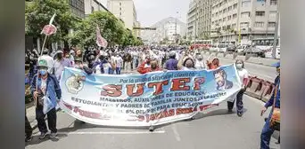 Docentes reclaman por pago retrasado de bono de S/950