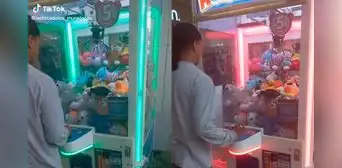 Usuario revela el truco secreto para poder sacar peluches de las máquinas de juegos
