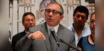 José Cevasco renuncia a la oficialía mayor del Congreso tras cuestionamientos por compras