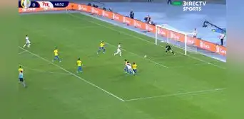 Perú vs. Brasil: Gianluca Lapadula exige a Ederson y casi convierte el 1-1