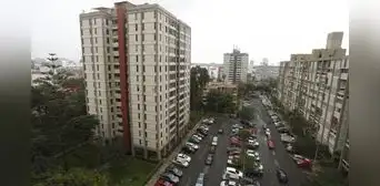 ¿Qué acciones deben tomar las personas que viven o trabajan en edificios ante un sismo?