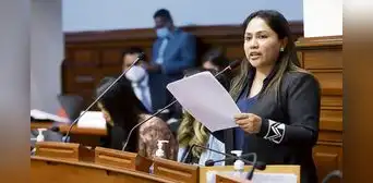 Heidy Juárez: congresista es acusada de recortar sueldo a trabajador para pagarle a su primo Heidy Juárez: congresista es acusada de recortar sueldo a trabajador para pagarle a su primo