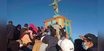 Semana Santa: decenas de personas peregrinaron hacia el cerro Azoguini en Puno Semana Santa: decenas de personas peregrinaron hacia el cerro Azoguini en Puno