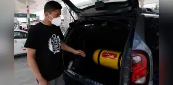 ¿Por qué debemos salir del auto cada vez que llenamos el tanque de GNV? Esta es la verdadera razón ¿Por qué debemos salir del auto cada vez que llenamos el tanque de GNV? Esta es la verdadera razón