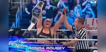 Ronda Rousey derrota a Charlotte y gana el Campeonato Femenino de SmackDown por primera vez