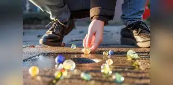 ¿Qué significa y por qué suenan canicas en el piso de arriba por las noches? ¿Qué significa y por qué suenan canicas en el piso de arriba por las noches?